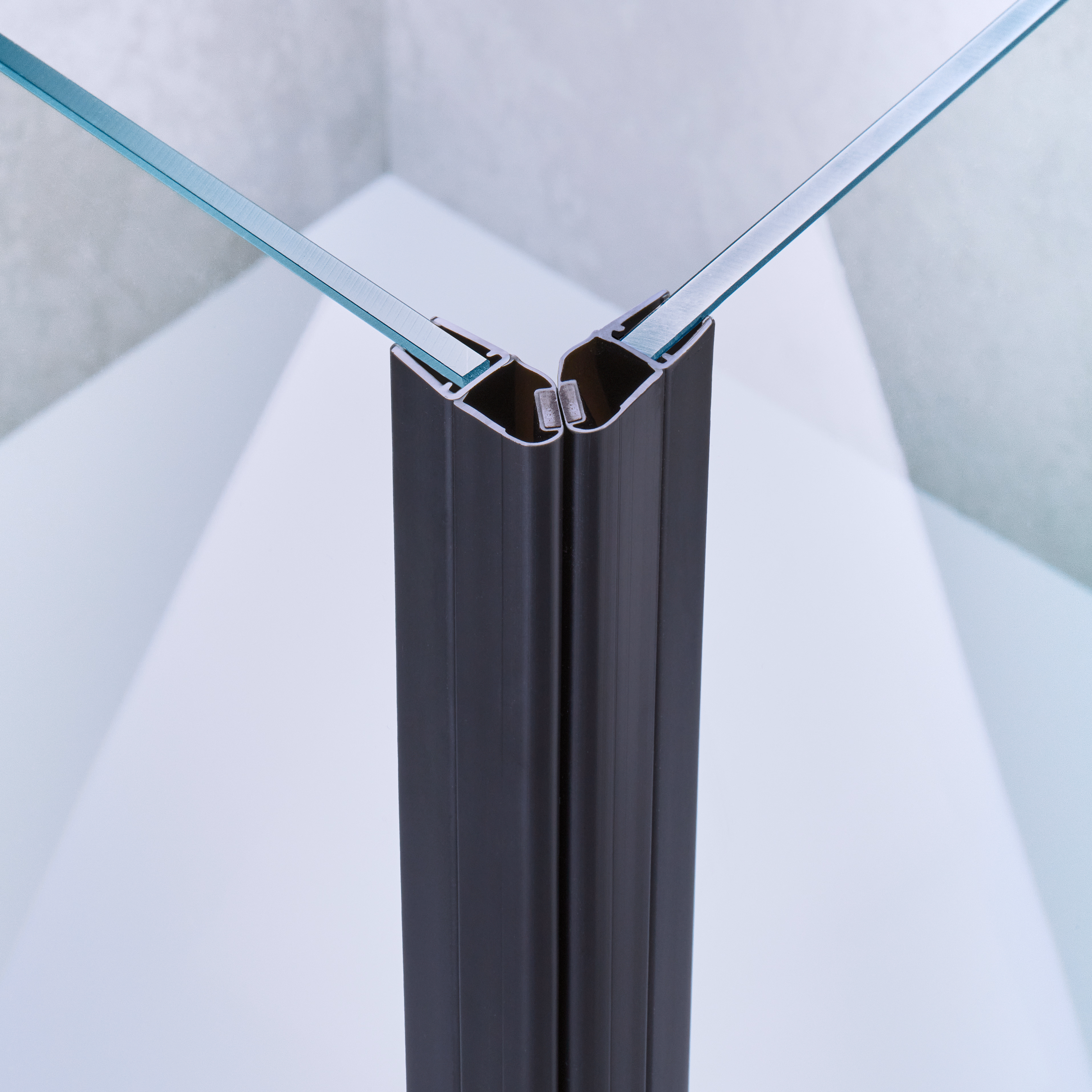 Beispiel einer Magnetschließleiste für eine 90°-Tür-an-Tür-Situation in schwarz