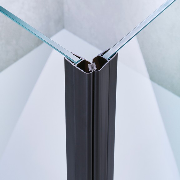 Beispiel einer Magnetschließleiste für eine 90°-Tür-an-Tür-Situation in schwarz