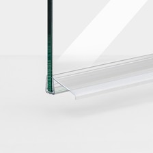 Beispiel für eine waagerechte Türdichtung mit langem Wasserabweiser in einer parallelen 180°-Situation