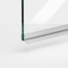 Beispiel für eine waagerechte Türdichtung mit seitlichem Wasserabweiser  in einer 180°-Sit