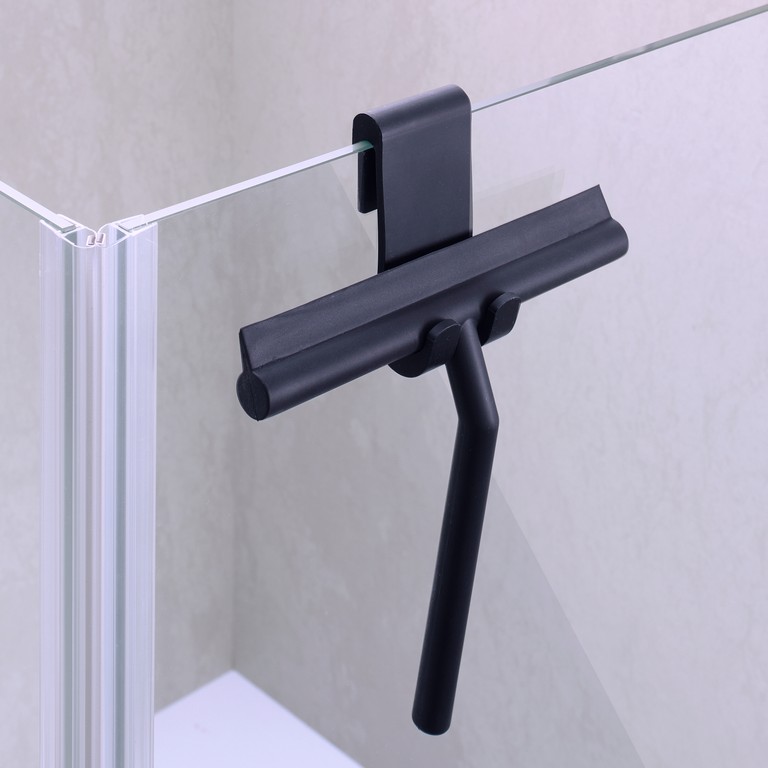 Duschabzieher an Glastür in schwarz