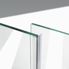 Beispiel für eine vorne aufgesteckte Schiebetürdichtung mit kurzem Abweiser in einer 180°-Parallel-Situation