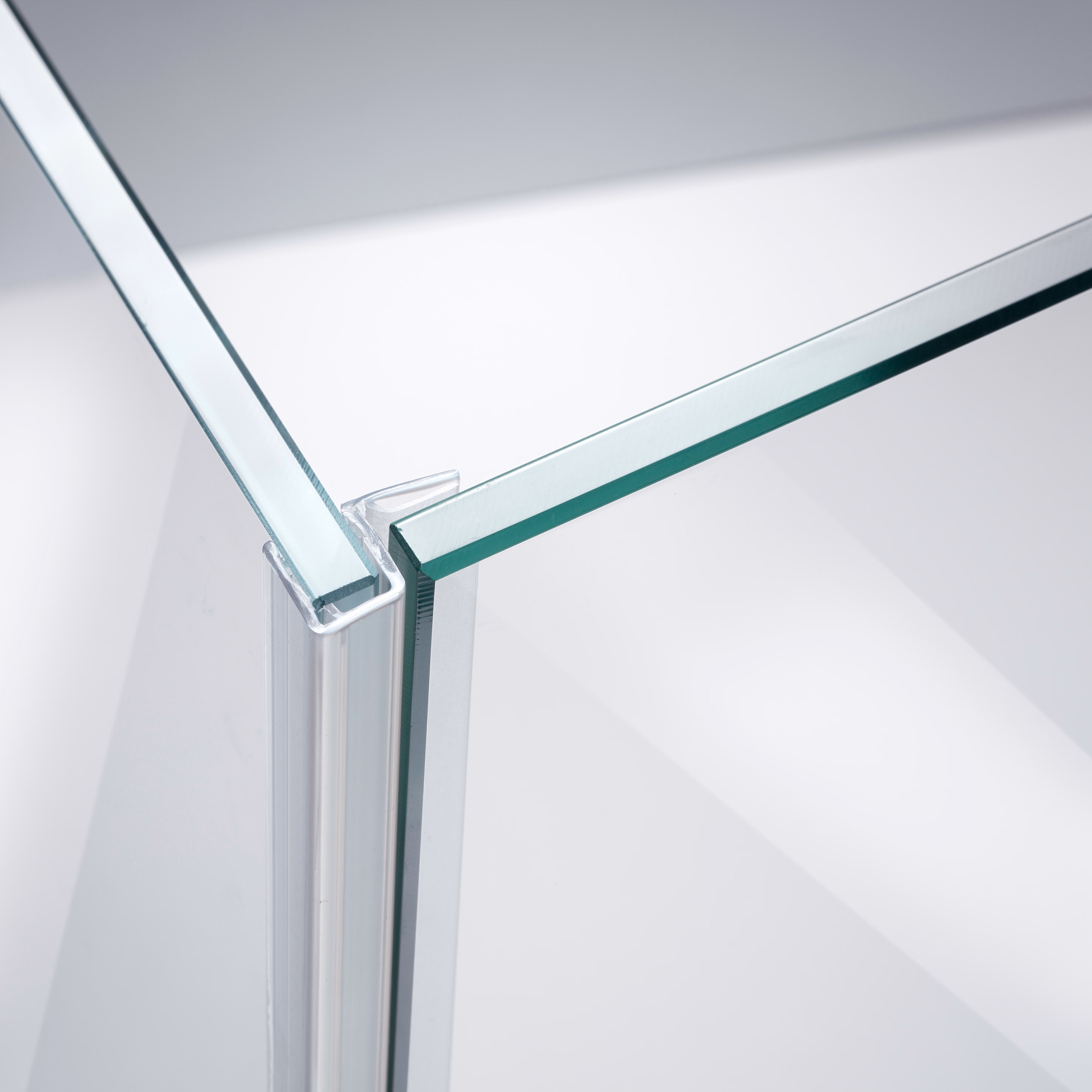 Beispiel eines Anschlagprofils für eine 90°-Glas-an-Glas-Situation