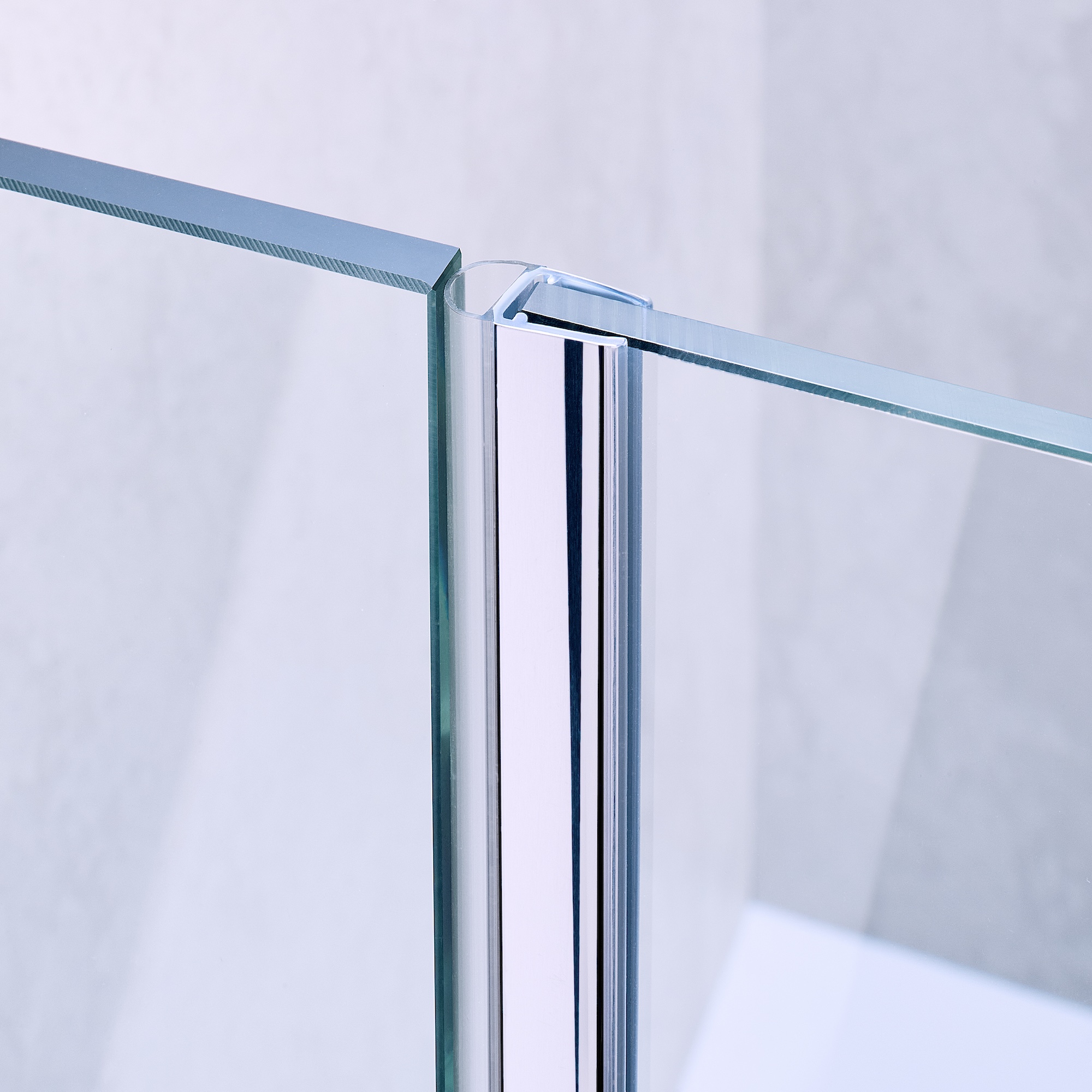 Beispiel einer Hohlkammerdichtung für eine 180°-Glas-an-Glas-Situation in Chrom