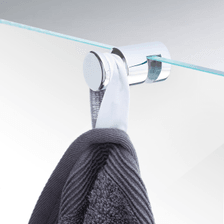 Handtuchhalter in Chrom an einer Glastür mit Handtuch