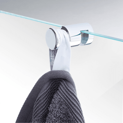 Handtuchhalter in Chrom an einer Glastür mit Handtuch
