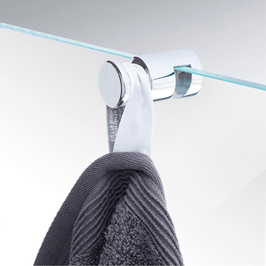 Handtuchhalter in Chrom an einer Glastür mit Handtuch